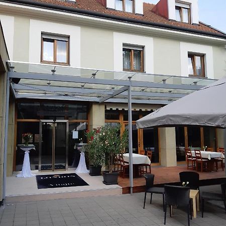 London Boutique Hotel & Restaurant Трнава Экстерьер фото