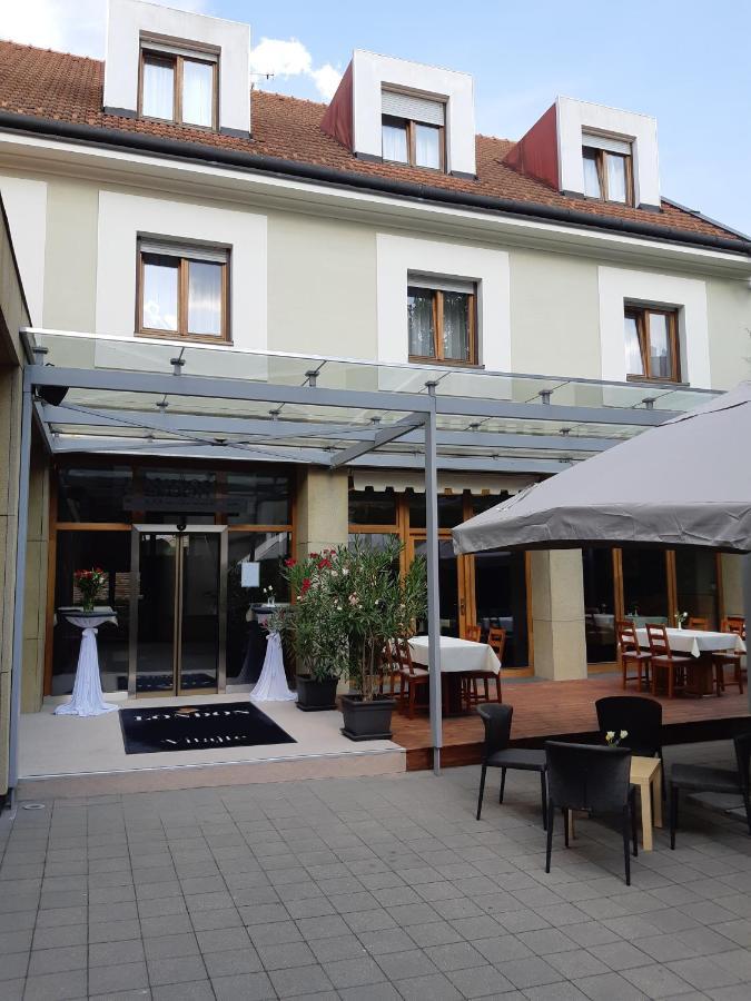 London Boutique Hotel & Restaurant Трнава Экстерьер фото